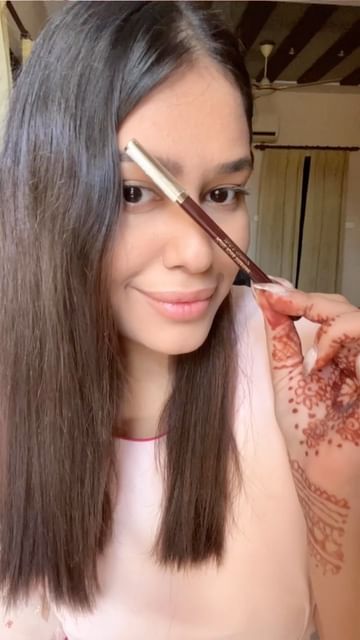 Instagram post by @isalonitayal for Belora. Caption reads: GRWM feat. @beloracosmetics 
Outfit - @fab_galaxy....