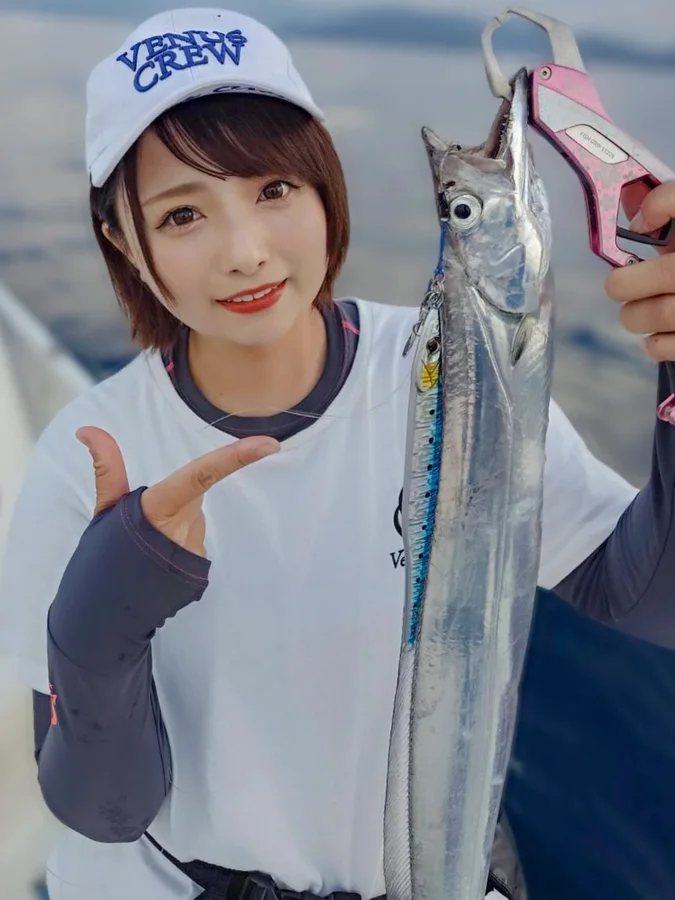 Instagram post by @tsuri_sayu.sub for ShimanoFishing Japan. Caption reads: 【太刀魚リベンジ❤️‍🔥】

今日は、同じマリーナに船を停めている
釣り仲間の....