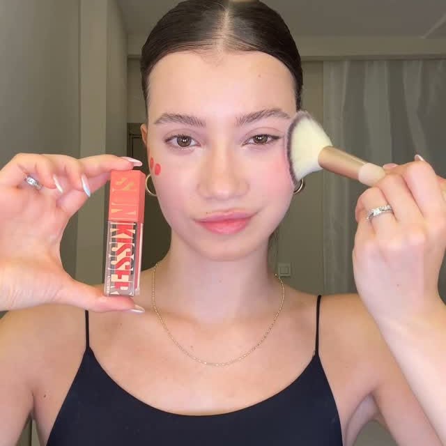 Instagram post by @pelinyarr for Maybelline New York. Caption reads: Konu aşk markam olunca gözümde canlanan o....