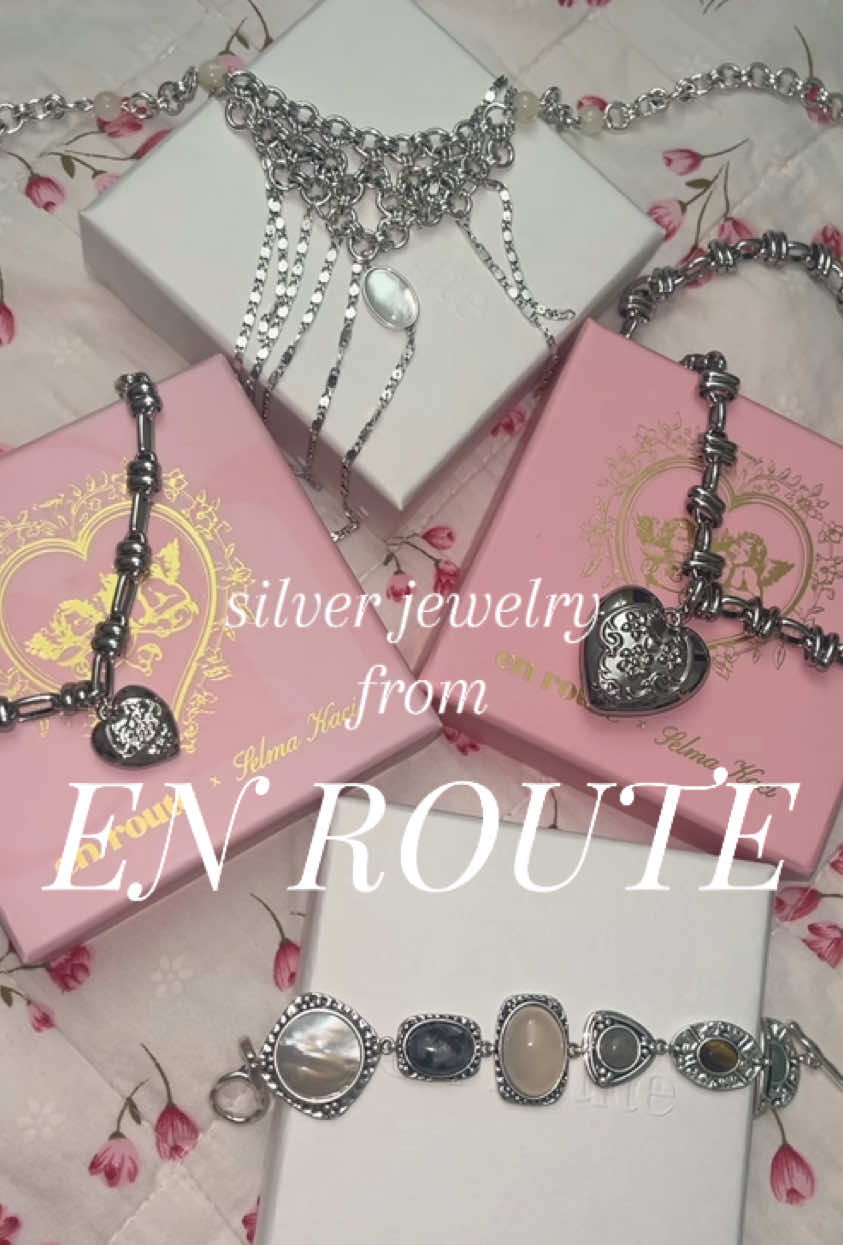 TikTok post by @noirepink for En Route Jewelry. Caption reads: [...] r set🍁❄️ black friday 35% off en route....