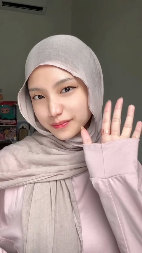 Instagram post by @edsa.p for AZARINE. Caption reads: GEMES BGT SEMUANYA!!😭❤️ @azarinecosmeticofficial....