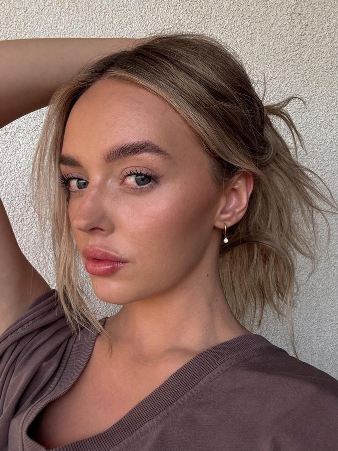 Instagram post by @camille_munday for Tini Lux. Caption reads: [...] go-to lightweight earrings from....