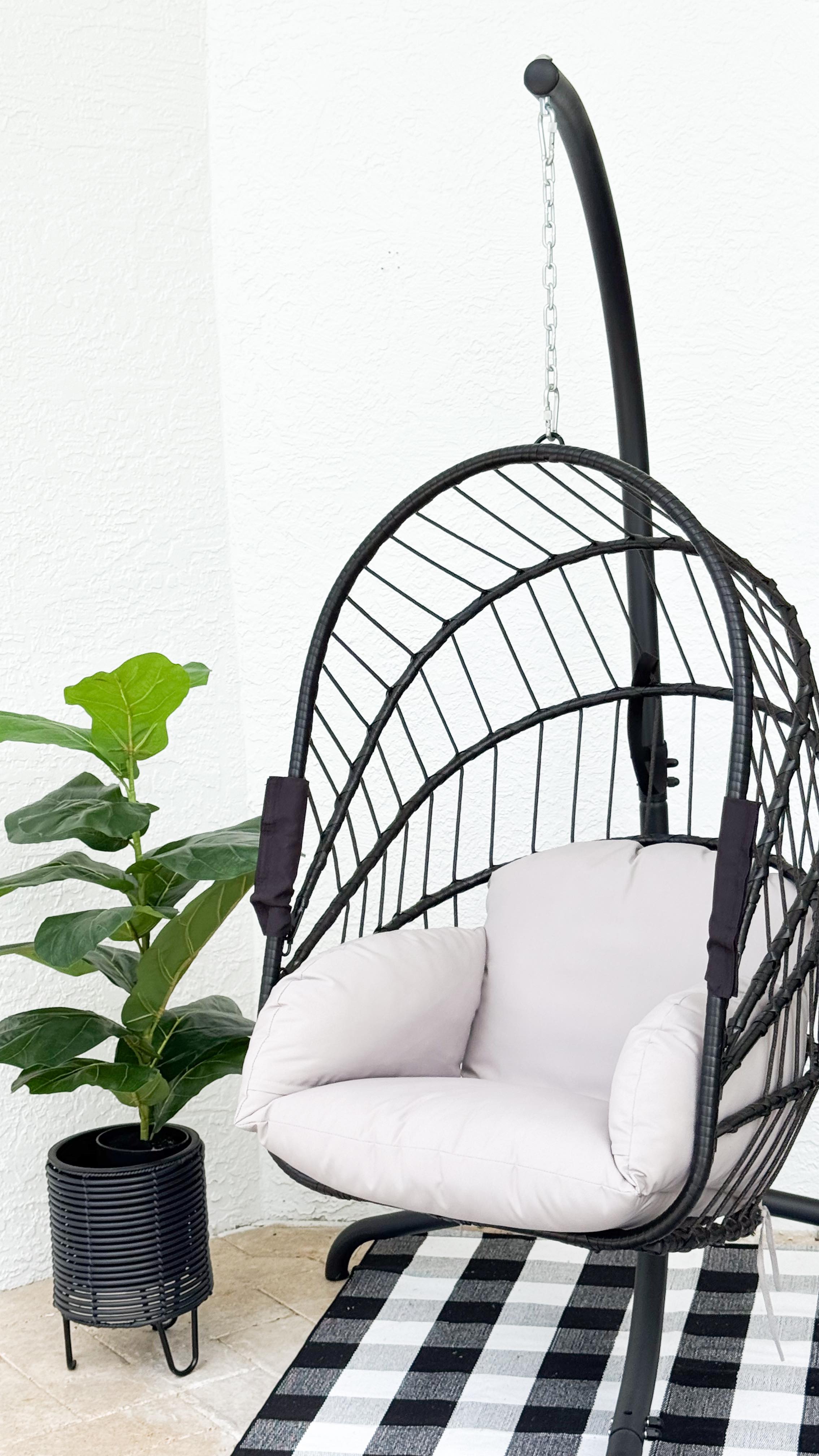 Instagram post by @carolinaabdala for YITAHOME. Caption reads: Comfort and style in the great outdoors.
This....