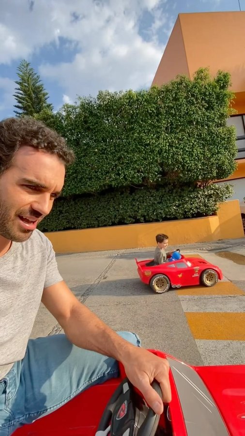 Instagram post by @marcusornellas for Mercado Libre. Caption reads: ¡Me llegó un regalazo! Obvio lo encontraron en....