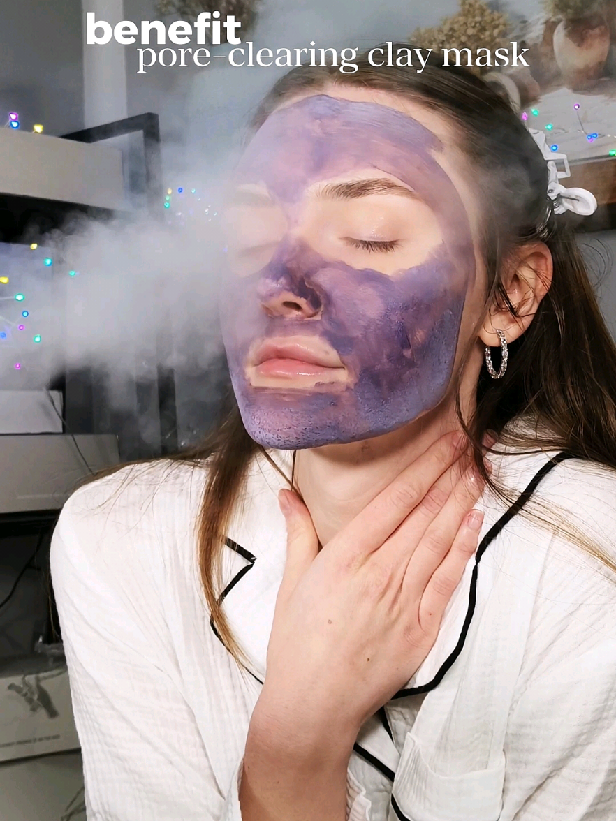 TikTok post by @noowakpatrycja for Benefit Cosmetics. Caption reads: ciepła para + glinka @Benefit Poland co za....