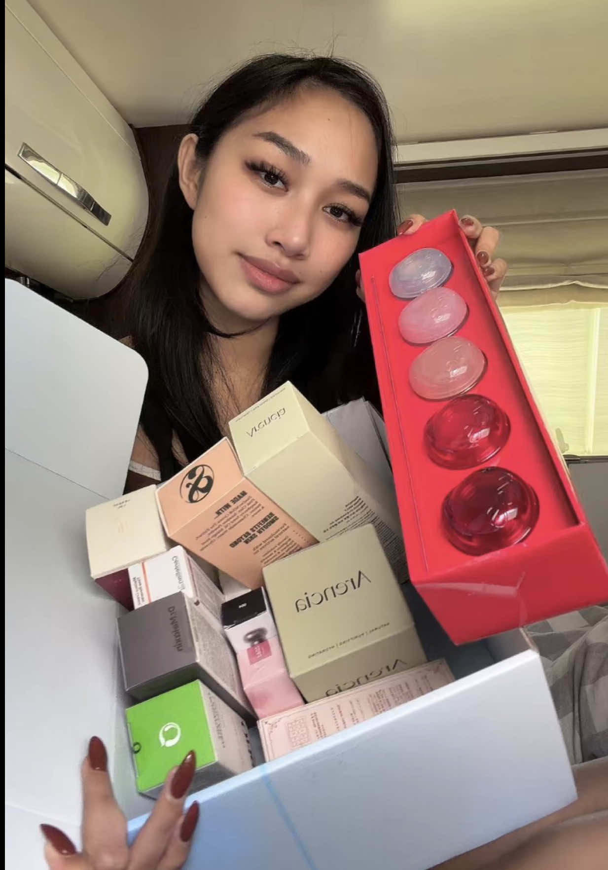 TikTok post by @itsmelisa2004 for Dasique. Caption reads: [...] and love from @YesStyle @Olympia & Órla....