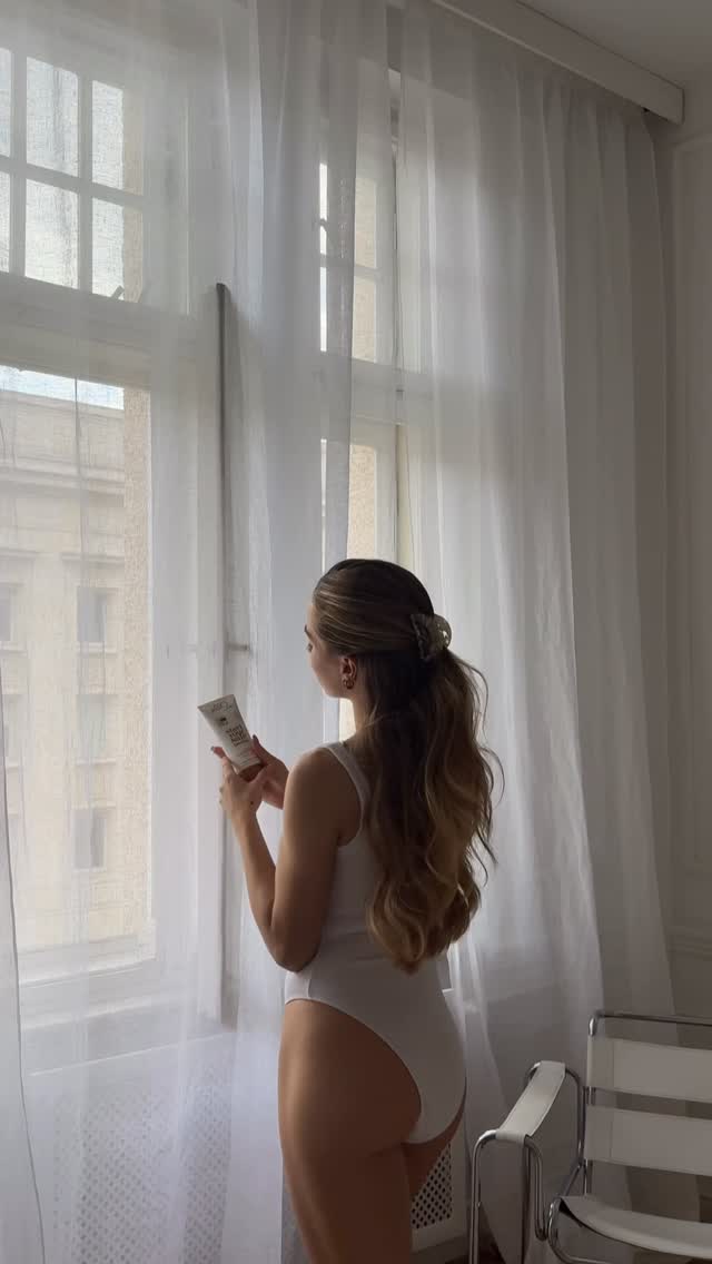 Instagram post by @laura_zawadzka for ROSSMANN. Caption reads: Opalona, nawilżona i promienna skóra – bez słońca?....