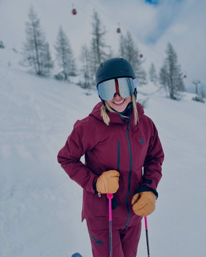 Instagram post by @twogirlswhoski for NAKED Optics. Caption reads: [...] #winter #readyforwinter #schnee #nakedoptics....