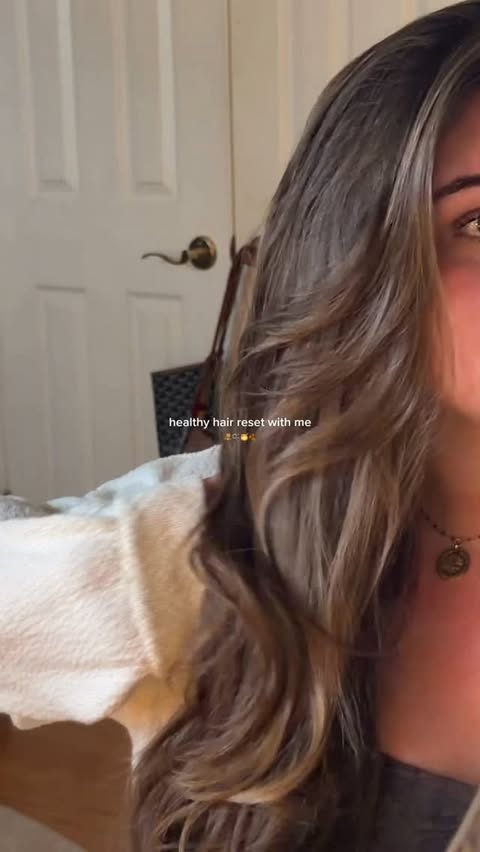 Instagram post by @elisapurrr for OLAPLEX. Caption reads: [...] Hair routine for Glass Hair with @olaplex....