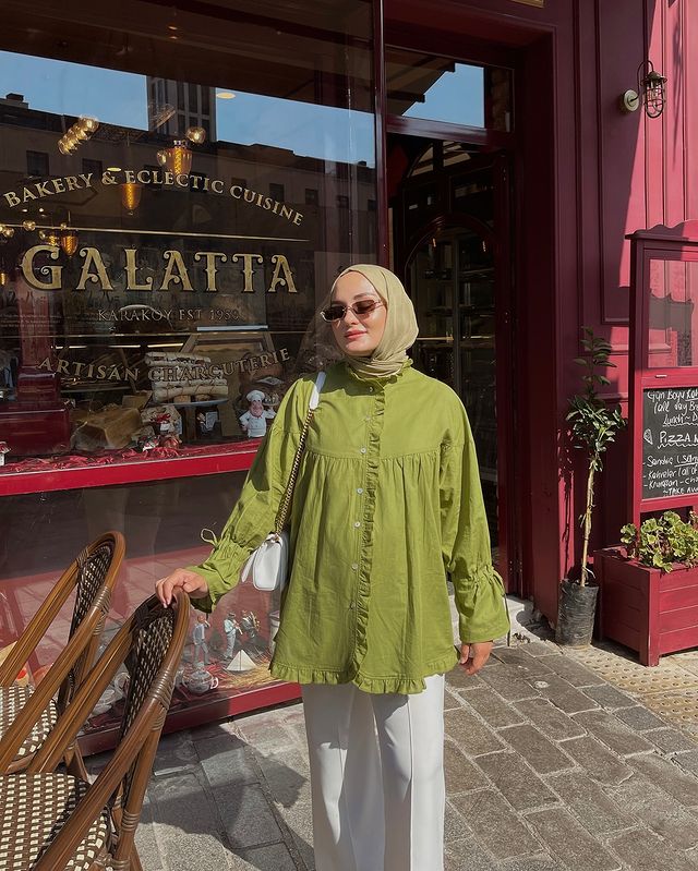 Instagram post by @atalaraleyna for OZSARICAM. Caption reads: Bugünün yeşili🫒🫑🌽 
w/ @ozzsaricam #işbirliği.