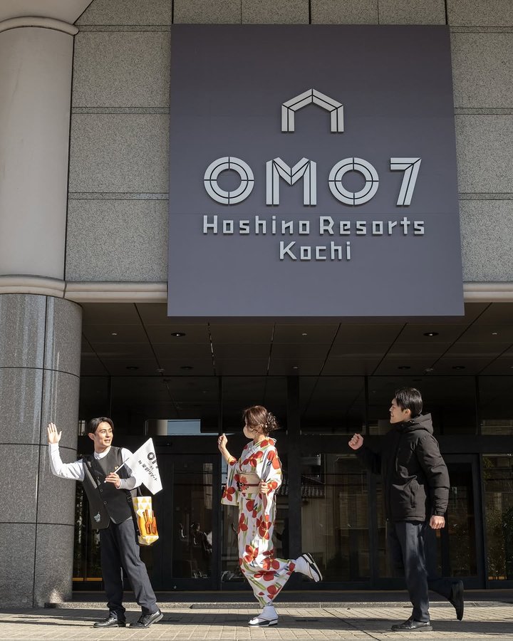 Instagram post by @aya.15aya for OMO by Hoshino Resorts. Caption reads: . OMO7高知by星野リゾート/② 高知での食の楽しみって 私の中では「カツオの藁焼き」🔥....