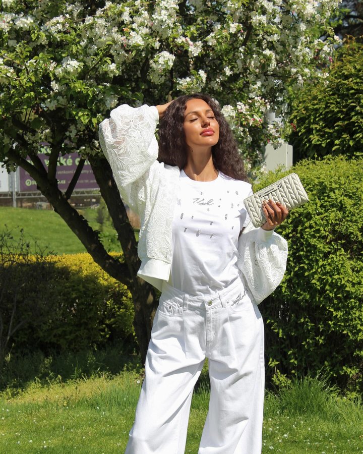 Instagram post by @iamcarriekirsten for KARL LAGERFELD. Caption reads: Nová kolekce KARL LAGERFELD SS25 přináší kombinaci....