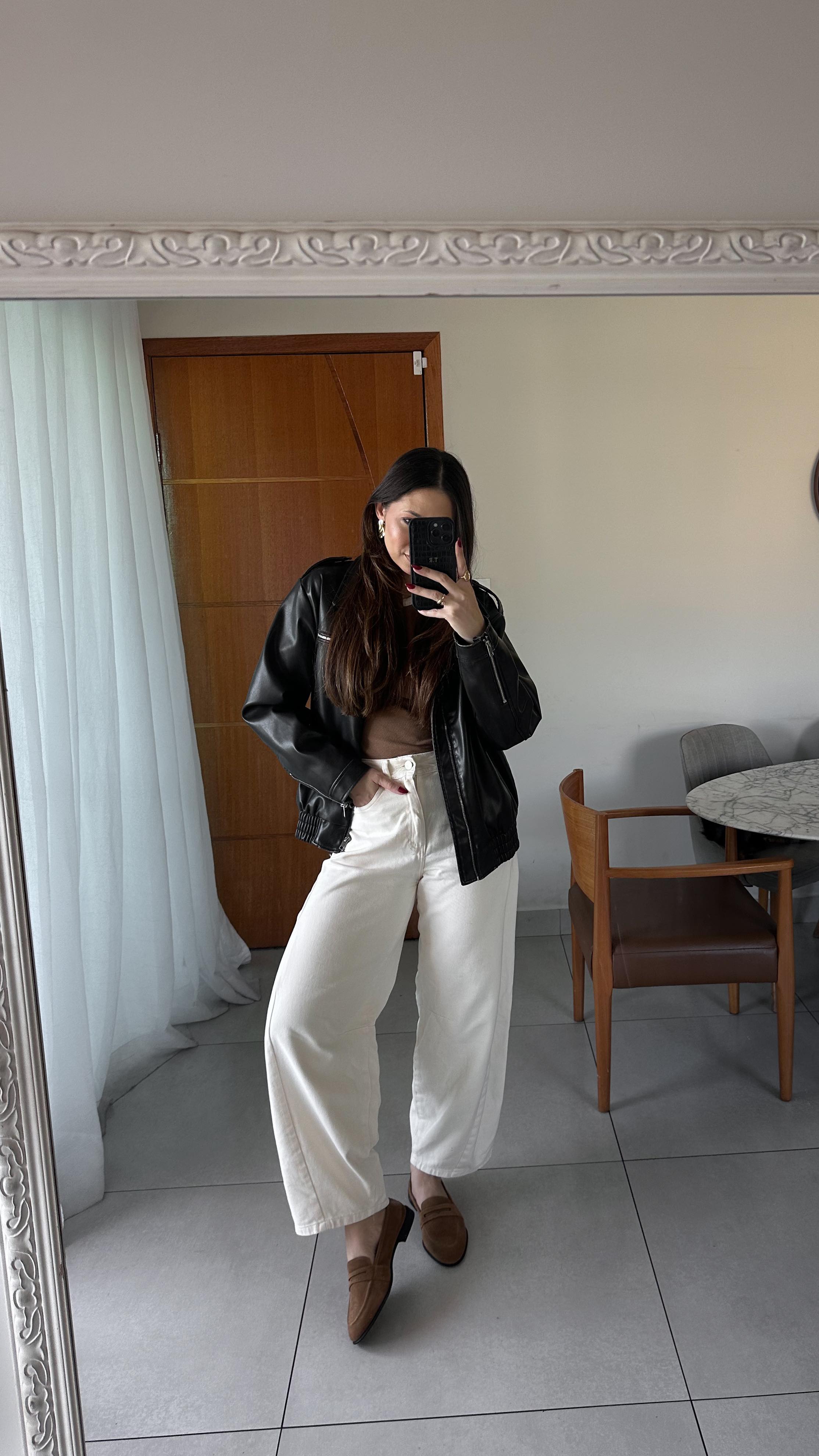 Instagram post by @tharodrigues for Shop2gether. Caption reads: — look aprovado? 🤎 Mocassim @shop2gether
....