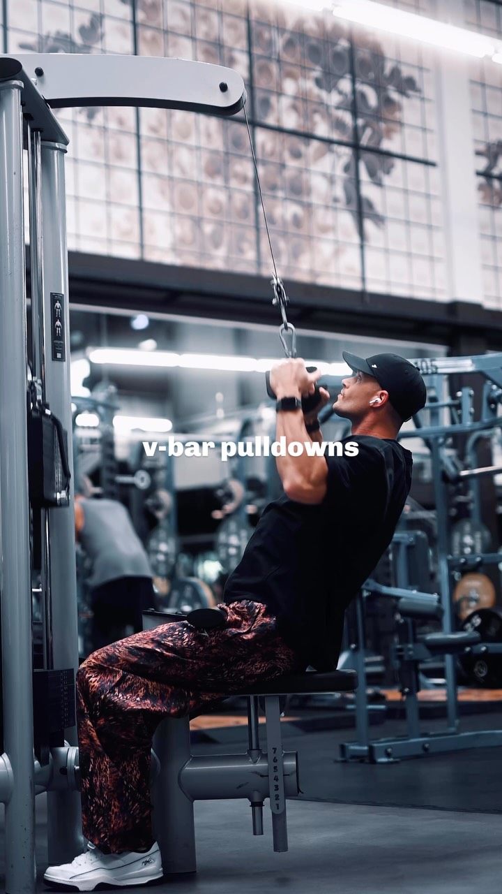 Instagram post by @dpersy for Gymshark. Caption reads: [...] Its a vibe 💪

All fits @gymshark 🦈 get 10%....