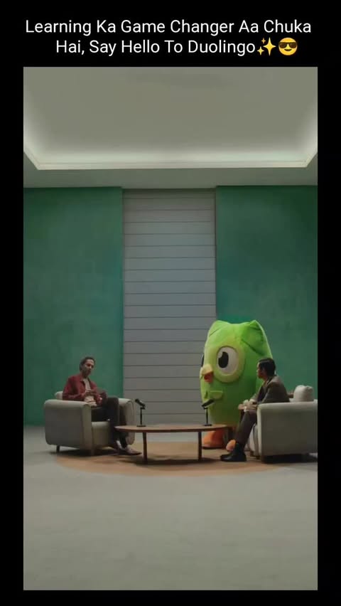 Instagram post by @oyebawalii for Duolingo. Caption reads: [...] seekhne ka smartest tareeka — Duolingo 🚀”.