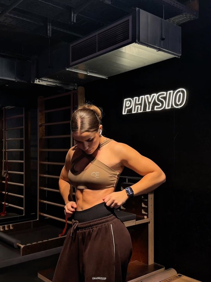 Instagram post by @coach.ninalo for Optive Sportswear. Caption reads: Back workout 📍 @fitnessfirstger 
1) Lat pull down....