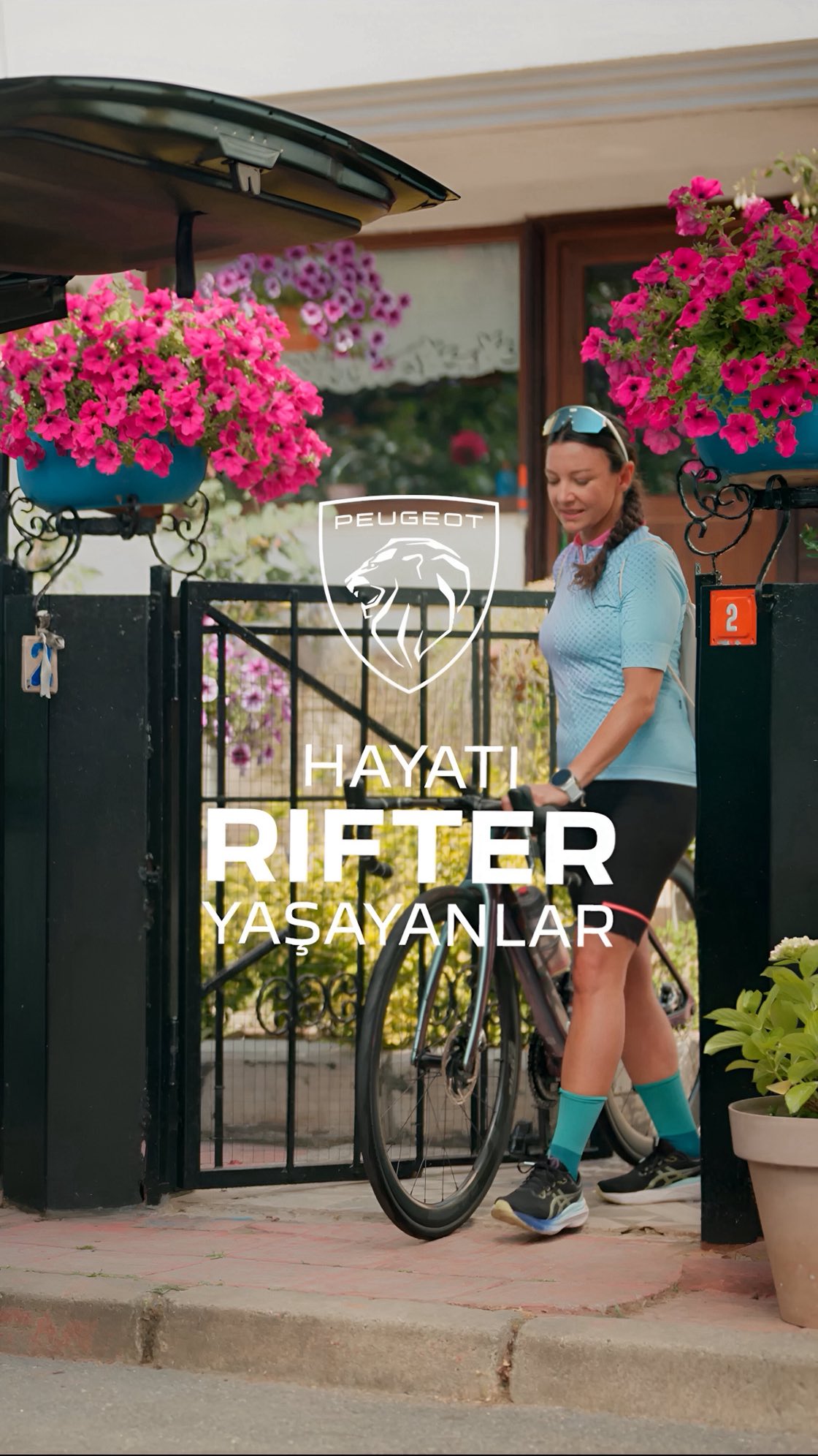 Instagram post by @ipologgg for Peugeot Türkiye. Caption reads: Rakibin yokmuş gibi rahat, bitişi geçmiş kadar....