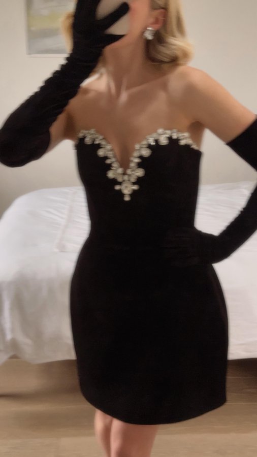 Instagram post by @indiaamoon for Nadine Merabi. Caption reads: Interrupting the cornwall moments because this....