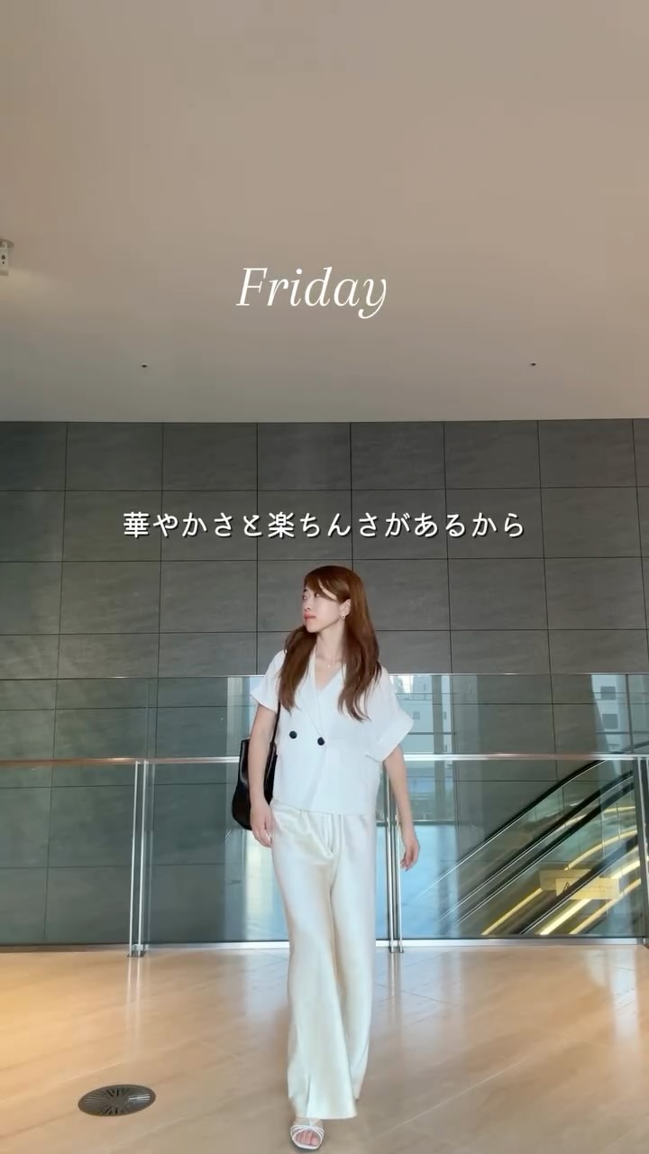 Instagram post by @akari_cocochii for LilySilk. Caption reads: シルクを着回す仕事コーデ

つや感のある柔らかいシルクは、1アイテム入れるだけできちんと感がでるから....