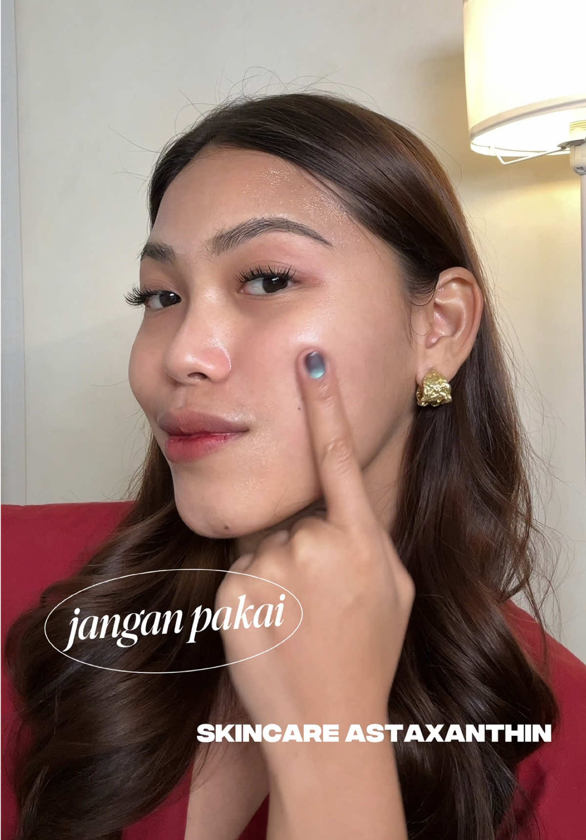 TikTok post by @strawberrycheezy for Natur-e. Caption reads: [...] kamu gamau kulit kamu kayak gini!👀💯....