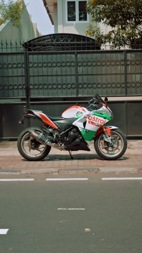 Instagram post by @jodiemotovlogs for Castrol. Caption reads: [...] : oli yang bener! . Makanya gue pilih....
