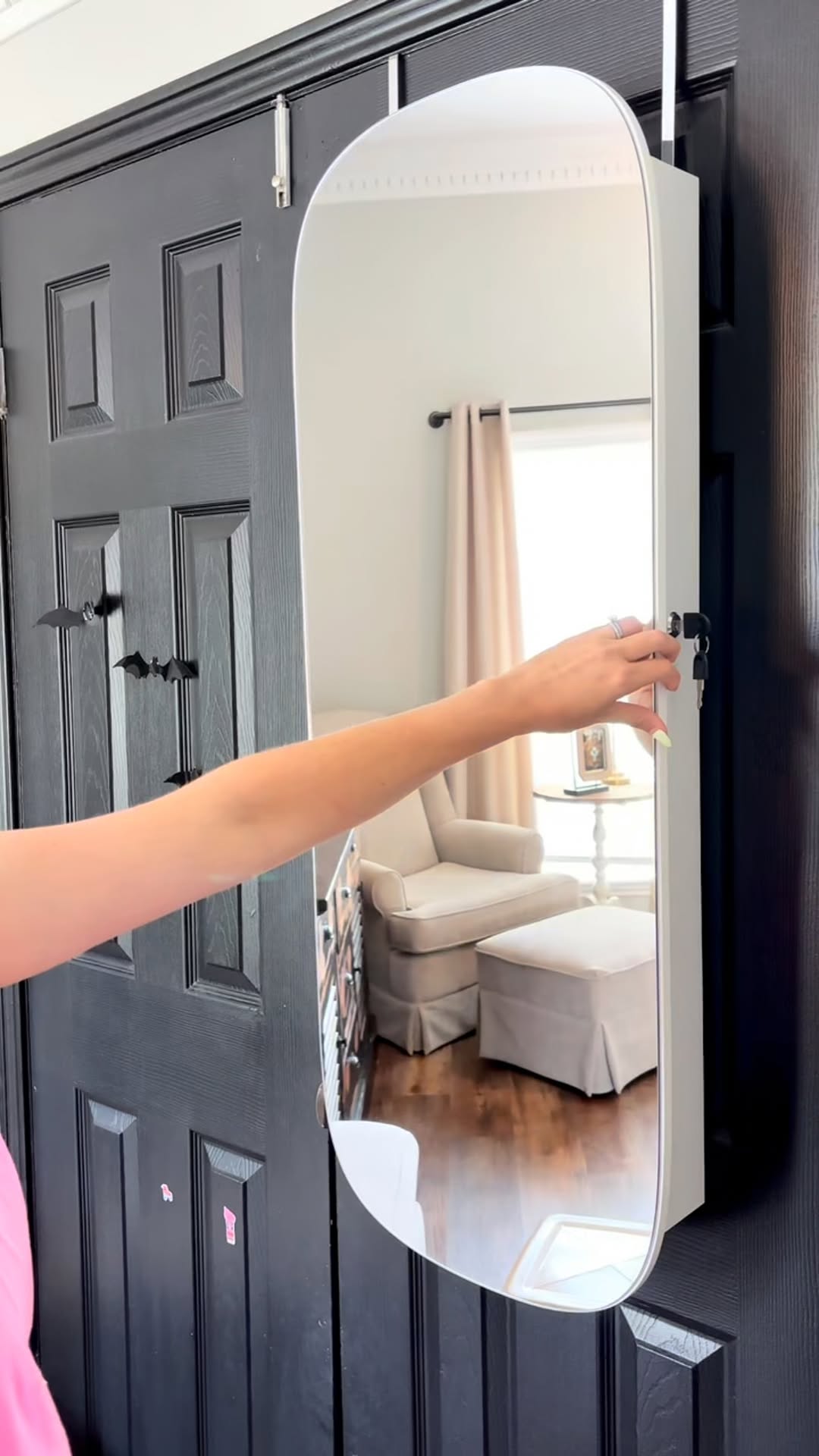 Instagram post by @tiffany_williamson for SONGMICS HOME. Caption reads: Comment “link” and I’ll DM you this back to school....