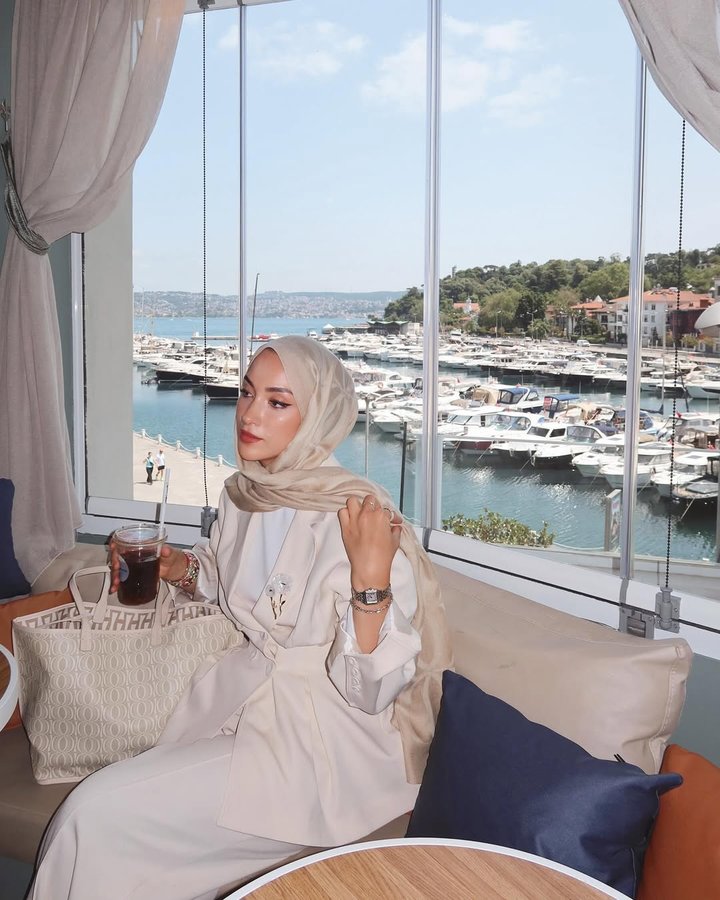 Instagram post by @senaseveer for Imannoor. Caption reads: Slow Sundayyyyy🤍🧋✨☀️

@imannoor #reklam.