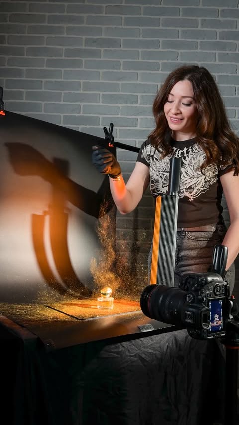 Instagram post by @photoshop._blog for Photoroom. Caption reads: [...] background → professional 

I tested....