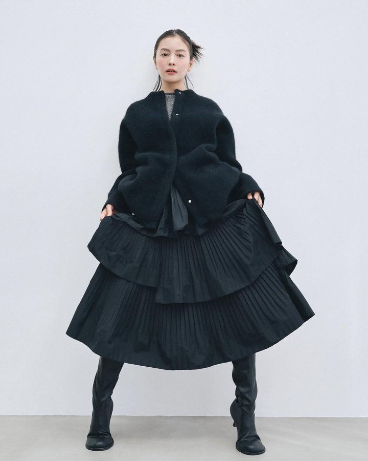 Instagram post by @mikko1104 for ELENDEEK. Caption reads: elendeek❤︎

このブラックコーデとヘアメイクのバランス好き。.