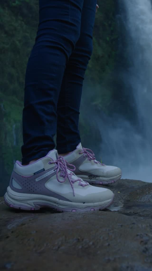 Instagram post by @vanesaborghi for Skechers Chile. Caption reads: Este invierno se disfruta con Skechers.❄️....