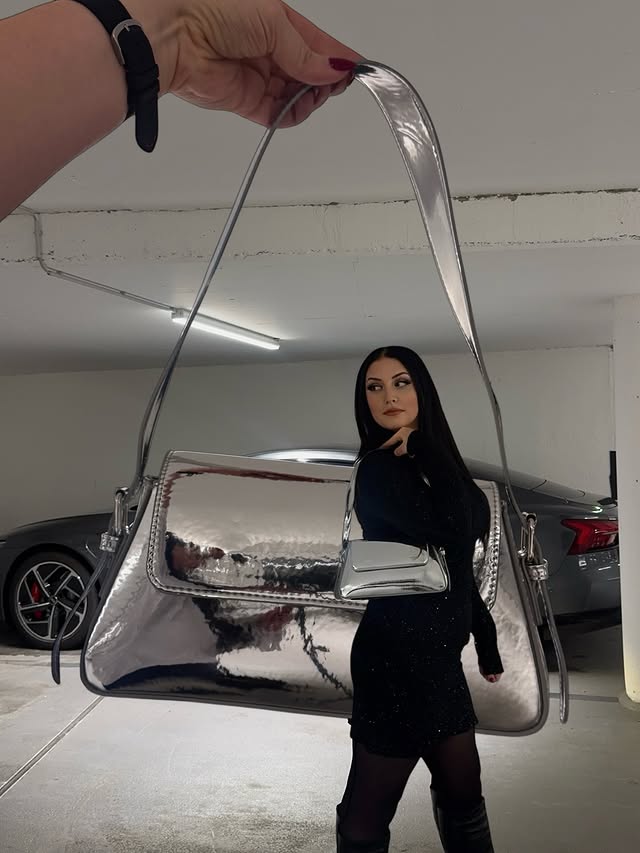 Instagram post by @lauraaantonia for Sinsay. Caption reads: [...] | The Last one is my fave… 

Seasonal glam....