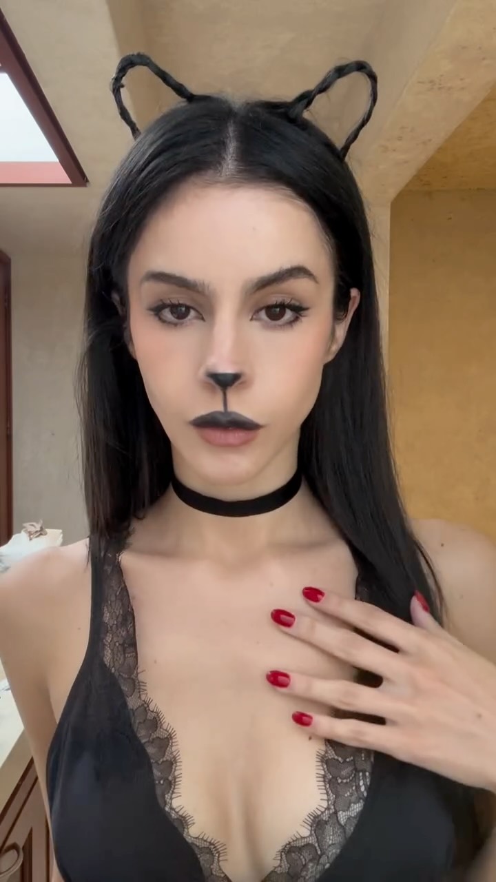 Instagram post by @paucapetillog for Shark Beauty. Caption reads: Halloween hair for lazy girls con @sharkbeautymx....