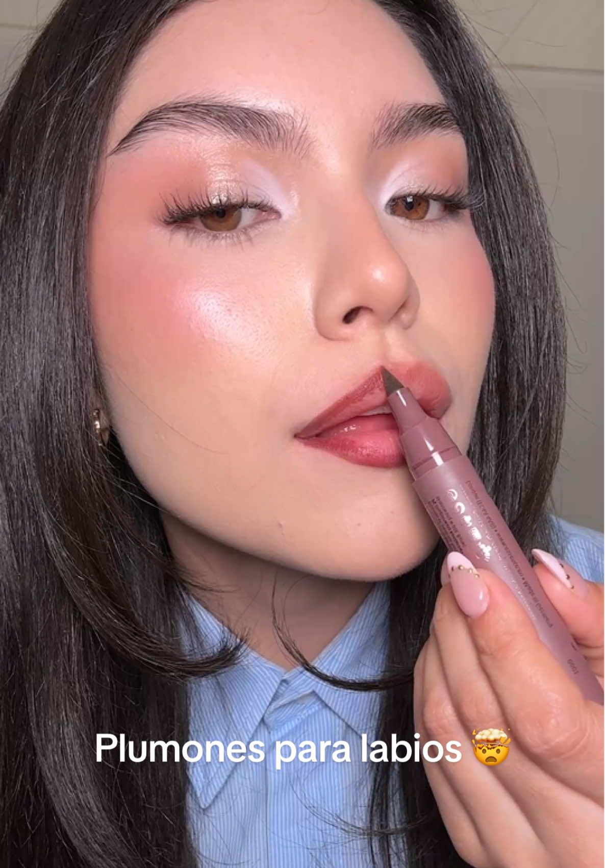 TikTok post by @paulab.makeup for Essence Cosmetics. Caption reads: son de @essence.cosmetics 🤯 #makeup #lipliner .