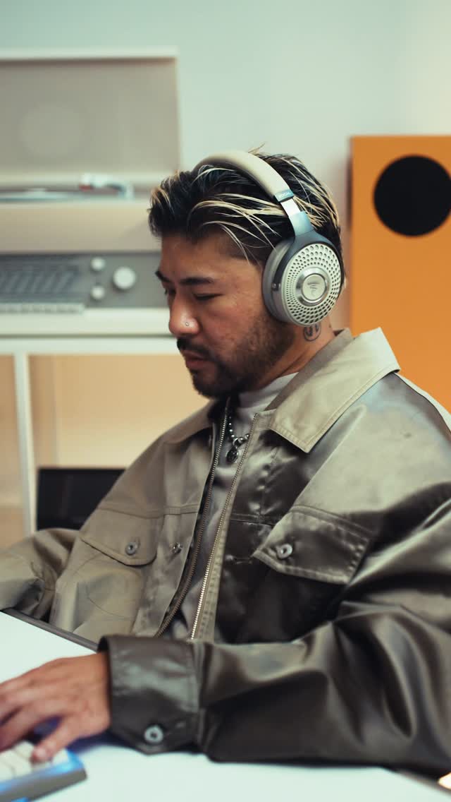 Instagram post by @waxmotif for Higround. Caption reads: [...] Summit keyboard from @100thieves x @higround....