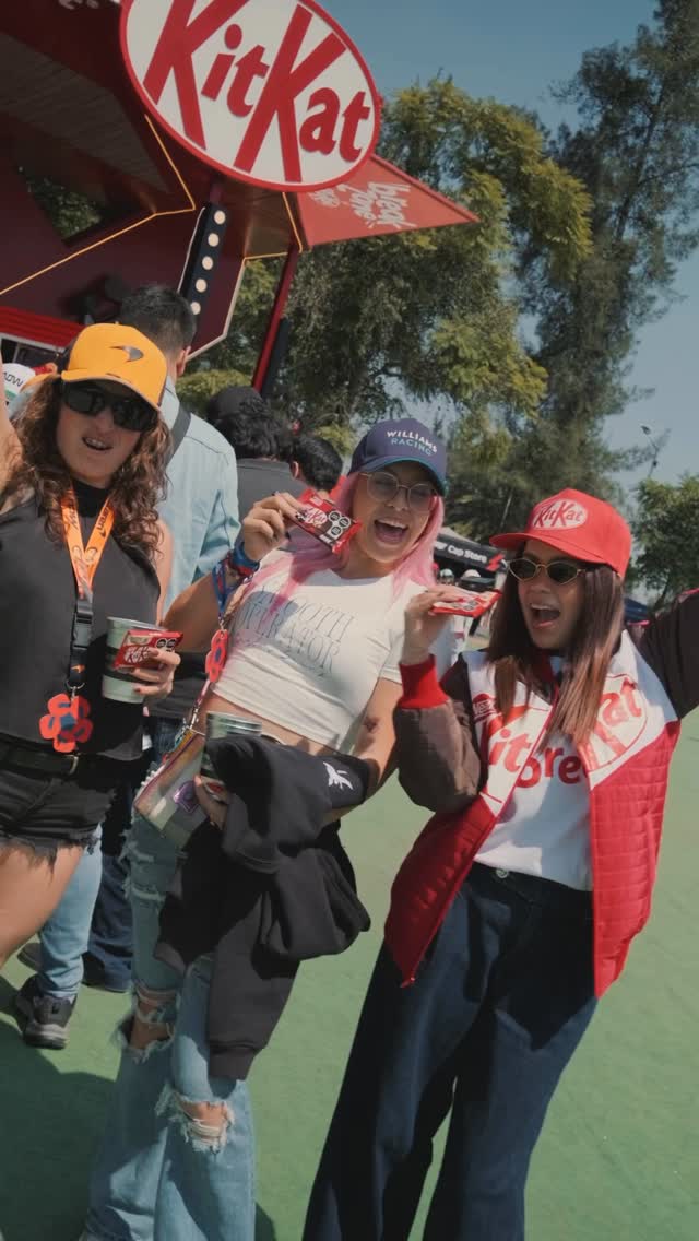 Instagram post by @fernandaleconaa for KitKat. Caption reads: Break time en la pista 🏎️
Blanco, oscuro o....