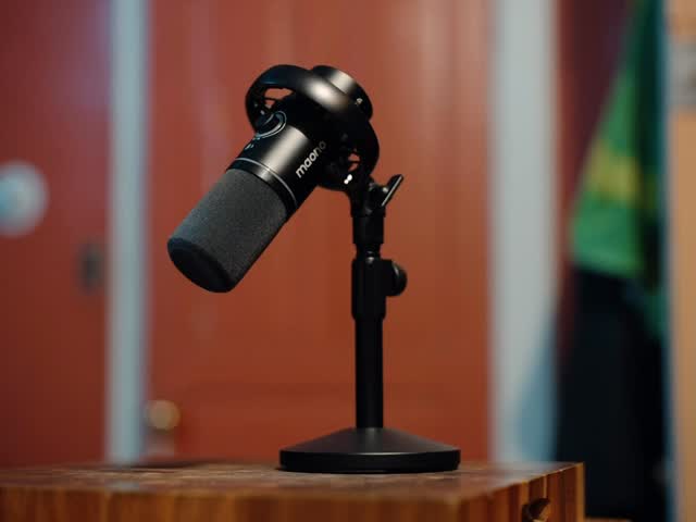 Instagram post by @kingsleymp4 for MAONO. Caption reads: [...] is the PD200W Hybrid Wireless Mic from....