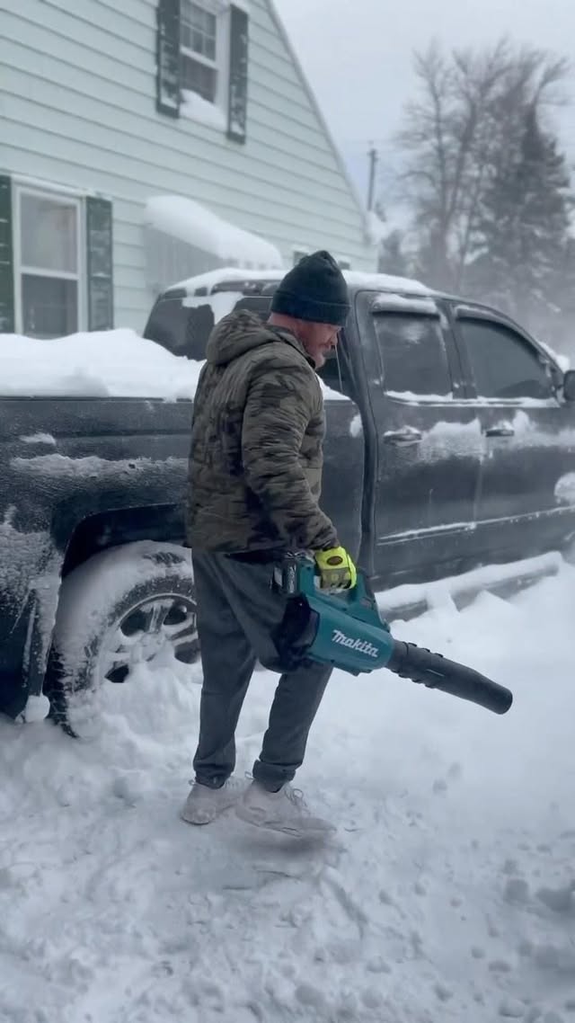 Instagram post by @gingerwoodworks for TRUEWERK. Caption reads: [...] @makitatools Blower in Joggers and a....