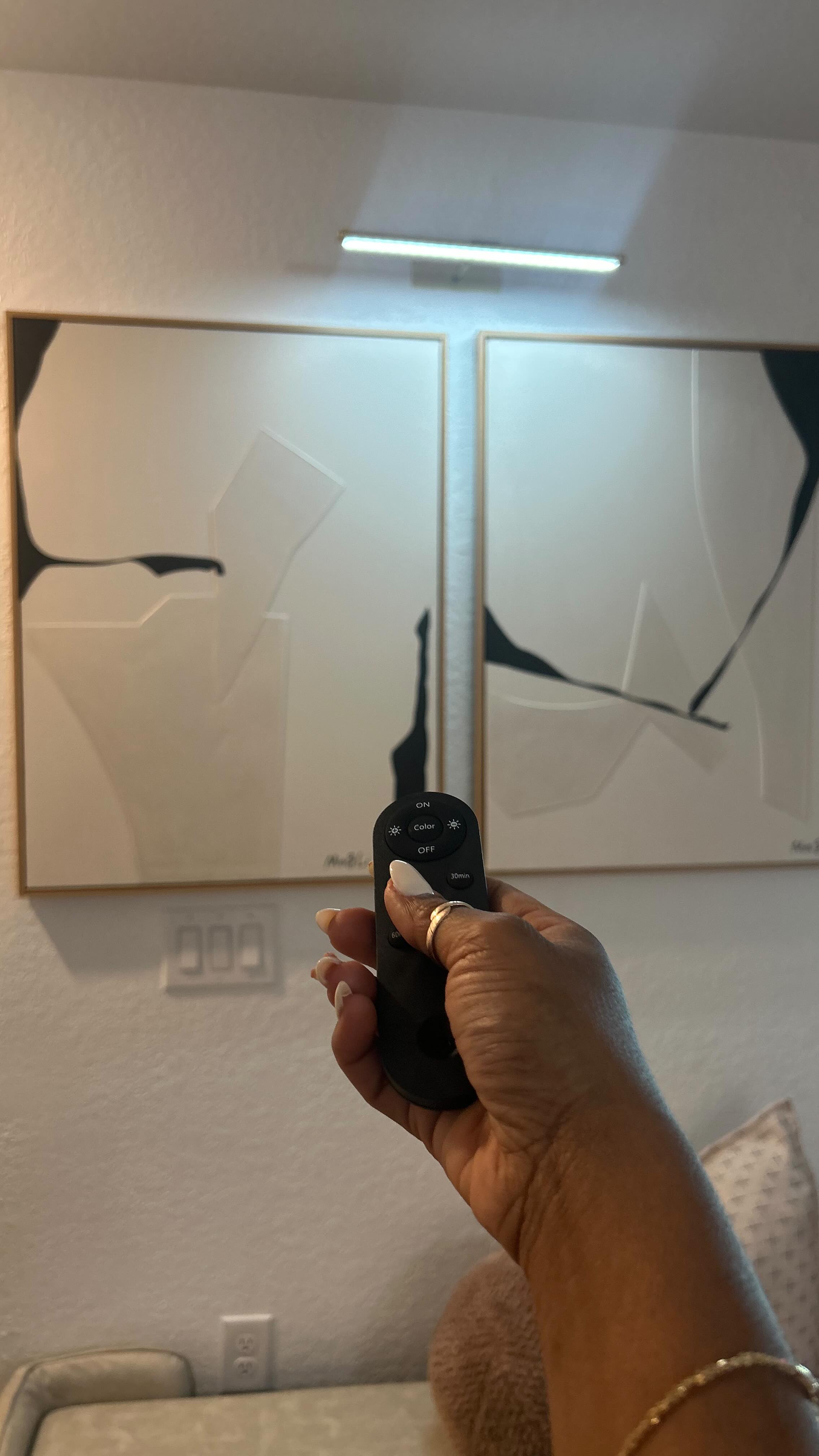 Instagram post by @sara_home25 for EZVALO. Caption reads: Me encantan estas luces EZVALO ✨ Probé poner una....