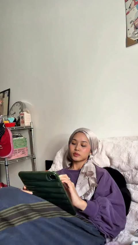 Instagram post by @sofeantasha for Colgate. Caption reads: [...] 
#pemutihanggigi 
#GRWM 
#ubatgigi....