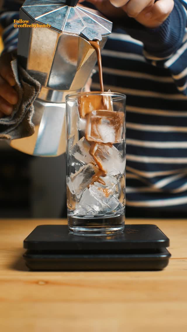 Instagram post by @coffeebyhendy for Cadbury. Caption reads: Resep super simpel ice & hot moccacino ala gue,....