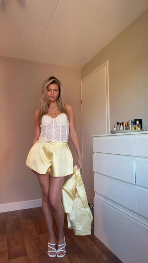 Instagram post by @sarah_holtkamp for LOAVIES. Caption reads: @loavies the occasional collectie 💛 [...].