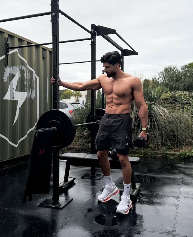 Instagram post by @lalou_sitayeb for MyProtein. Caption reads: It’s Monday baby 📈💪🏽

My daily supps....