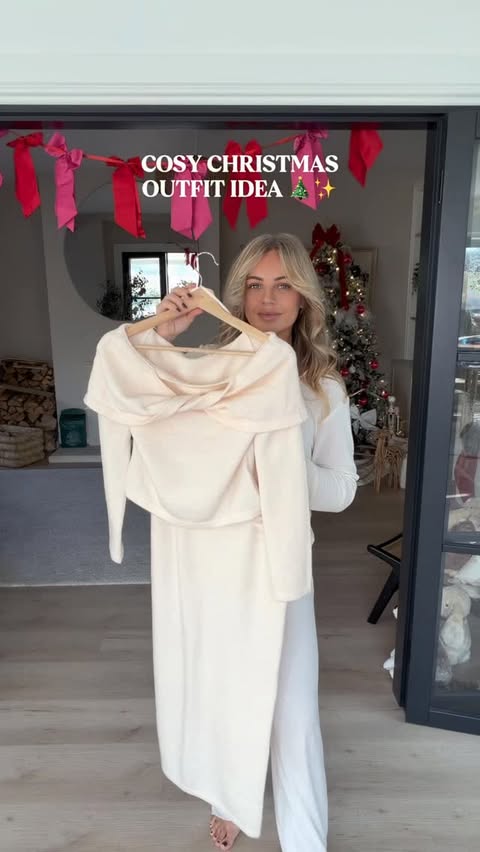 Instagram post by @lucyjessicacarter for 4th & Reckless. Caption reads: Cosy Christmas outfit idea ❄️✨ @4thandreckless....