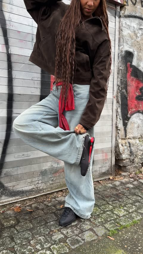 Instagram post by @jelesikaa for SNIPES. Caption reads: [...] cause the shoe makes the fit 🌶️🌟 |....