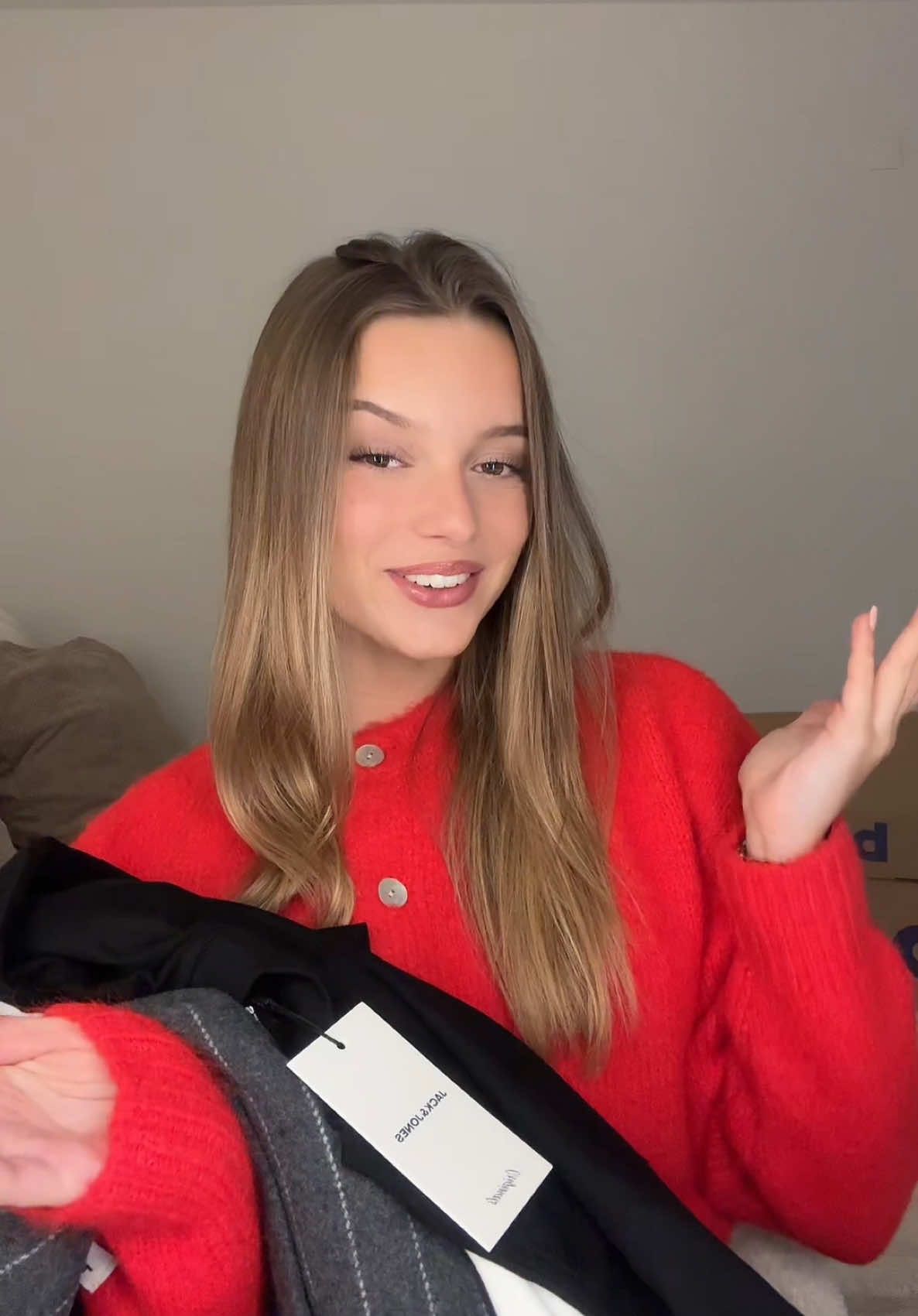 TikTok post by @dupontluna for bol. Caption reads: Publiciteit @bol - Ready for winter ❄️ Scoor je....