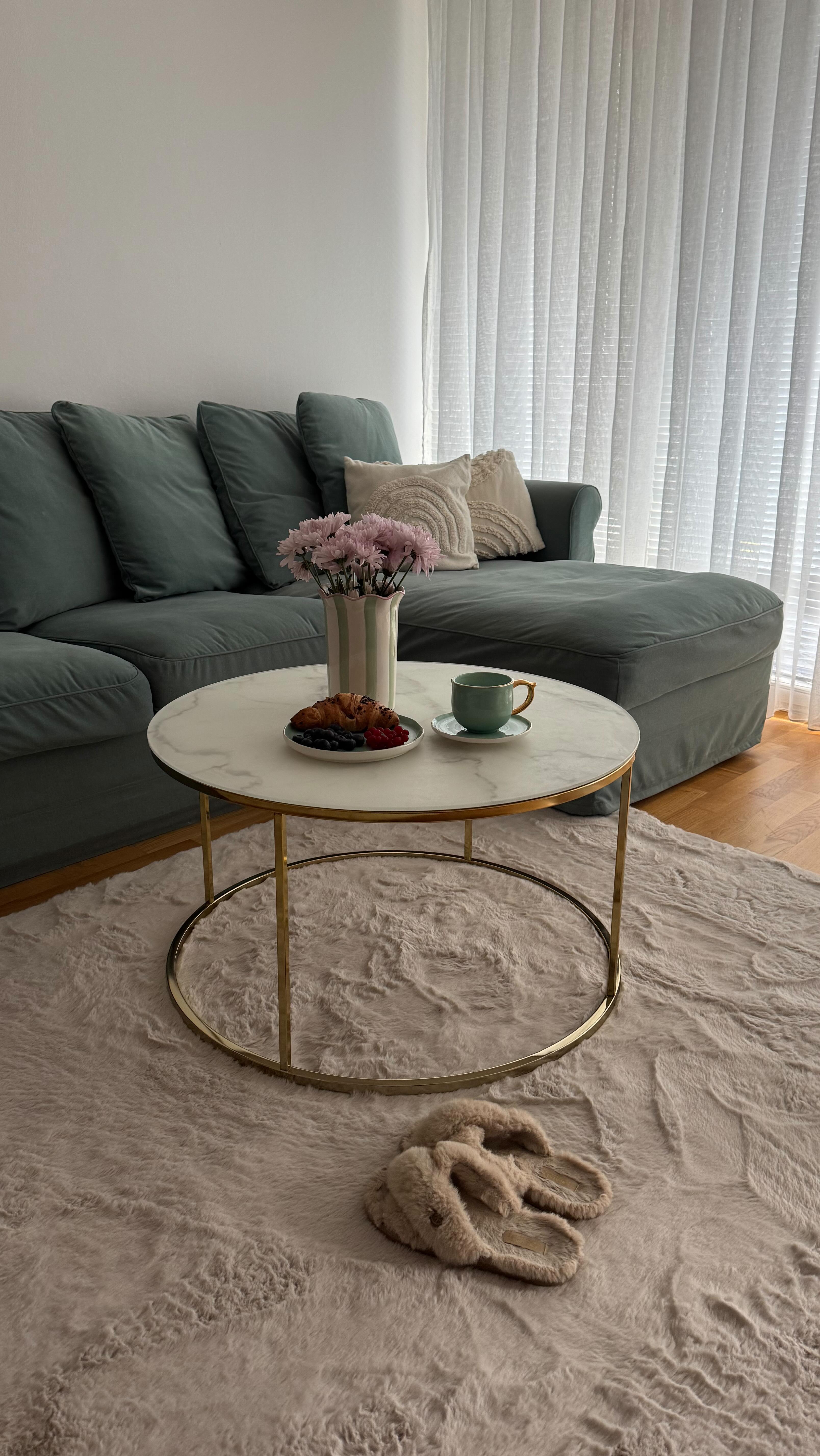 Instagram post by @anelladraganovic for Trendcarpet. Caption reads: New rug, new cozy vibes 🌸☕️🤍

🎉 Black Friday....