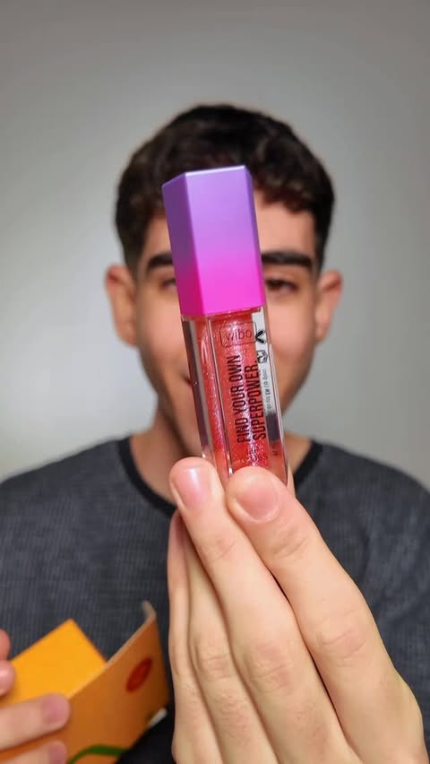 Instagram post by @zeinnalabdynn for Feel22. Caption reads: [...] Advent Calendar 🎄🎅🏻 available on....