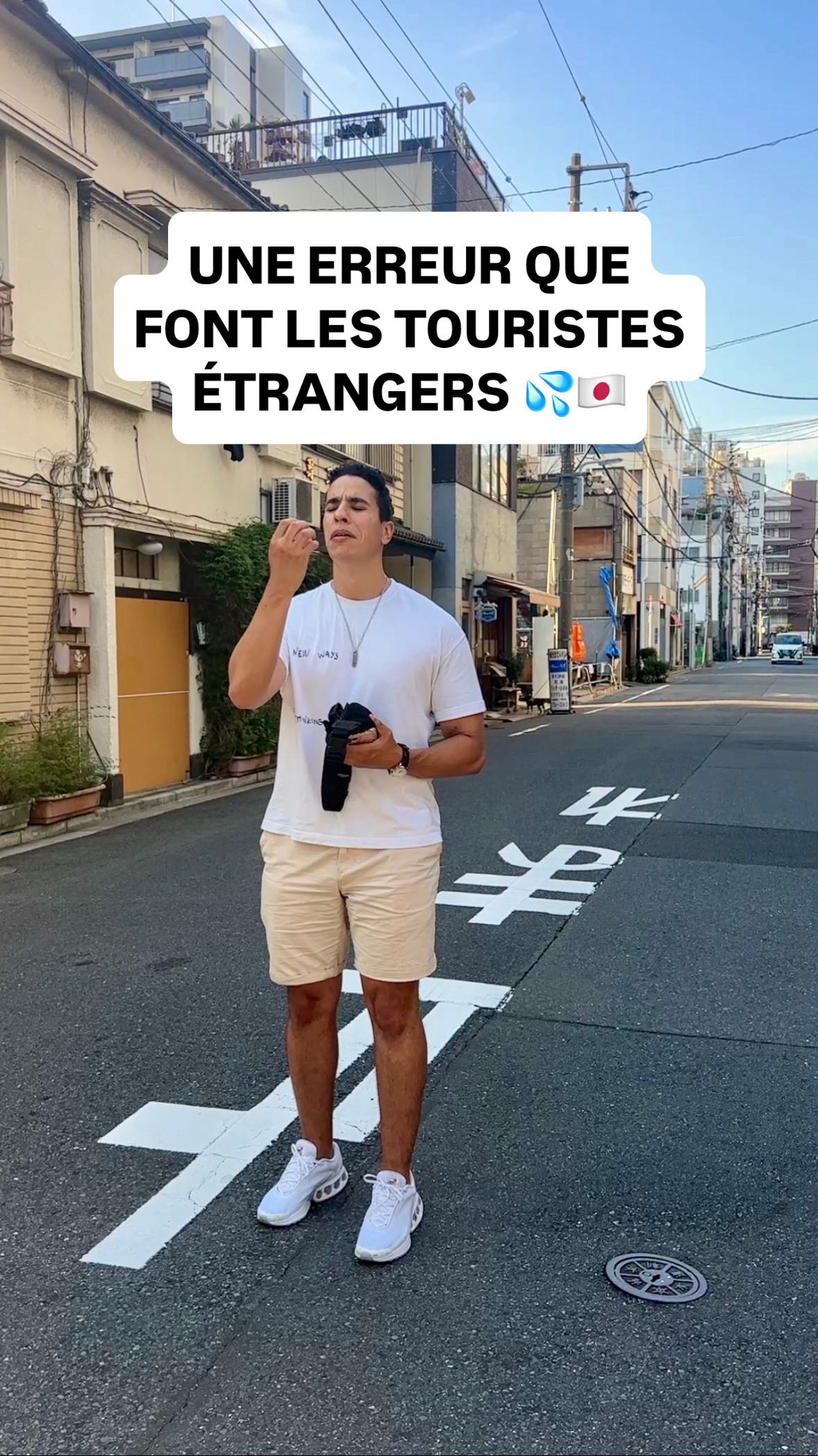 Instagram post by @japaniafr for Holafly. Caption reads: Pour votre prochain voyage à l’étranger, vérifiez....