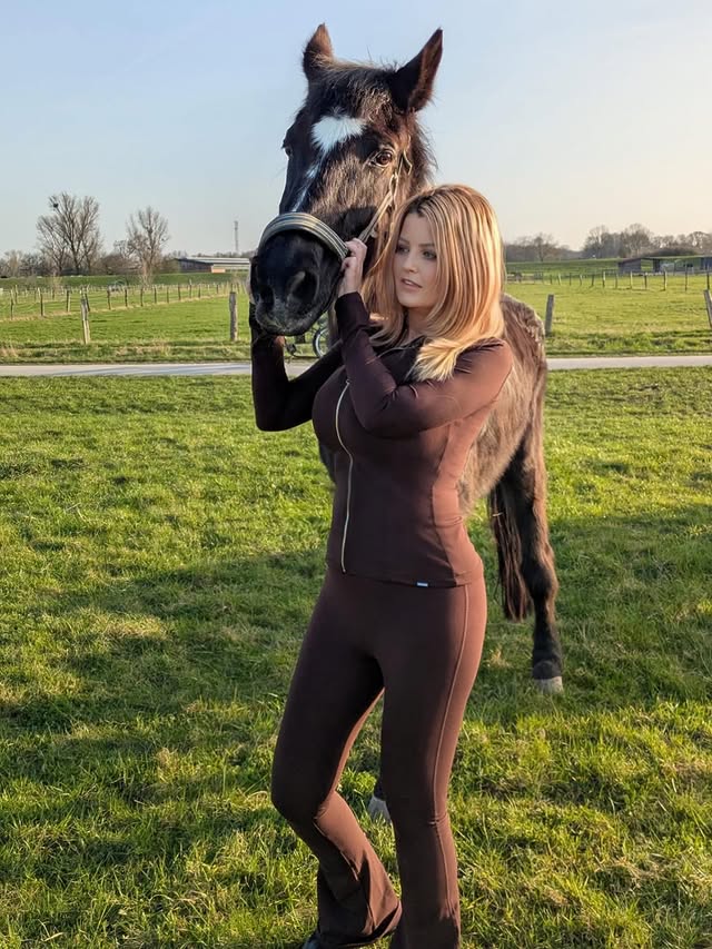 Instagram post by @kendra_mel_ for Smilodox. Caption reads: [...] starke Seelen, ein Team 🐎🤎 Anzeige |....