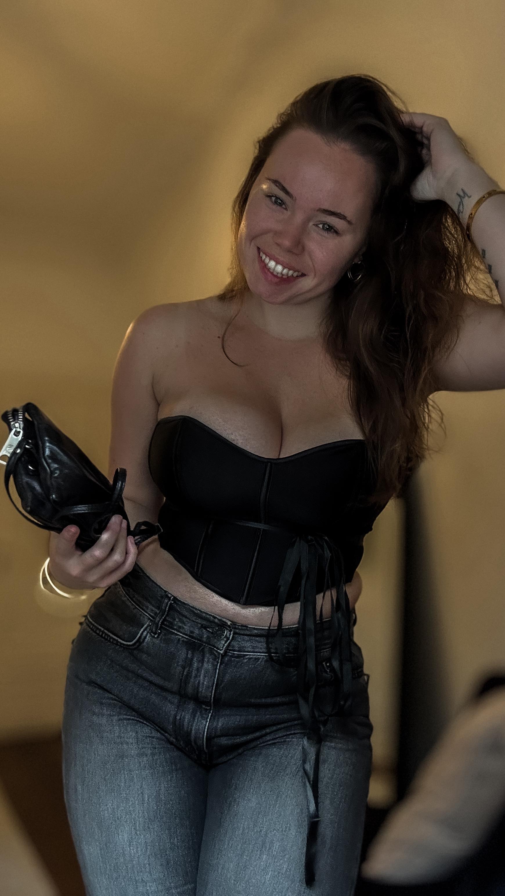 Instagram post by @janakristinah for Nelly. Caption reads: Corset x jeans🖤 #curvyfashion.